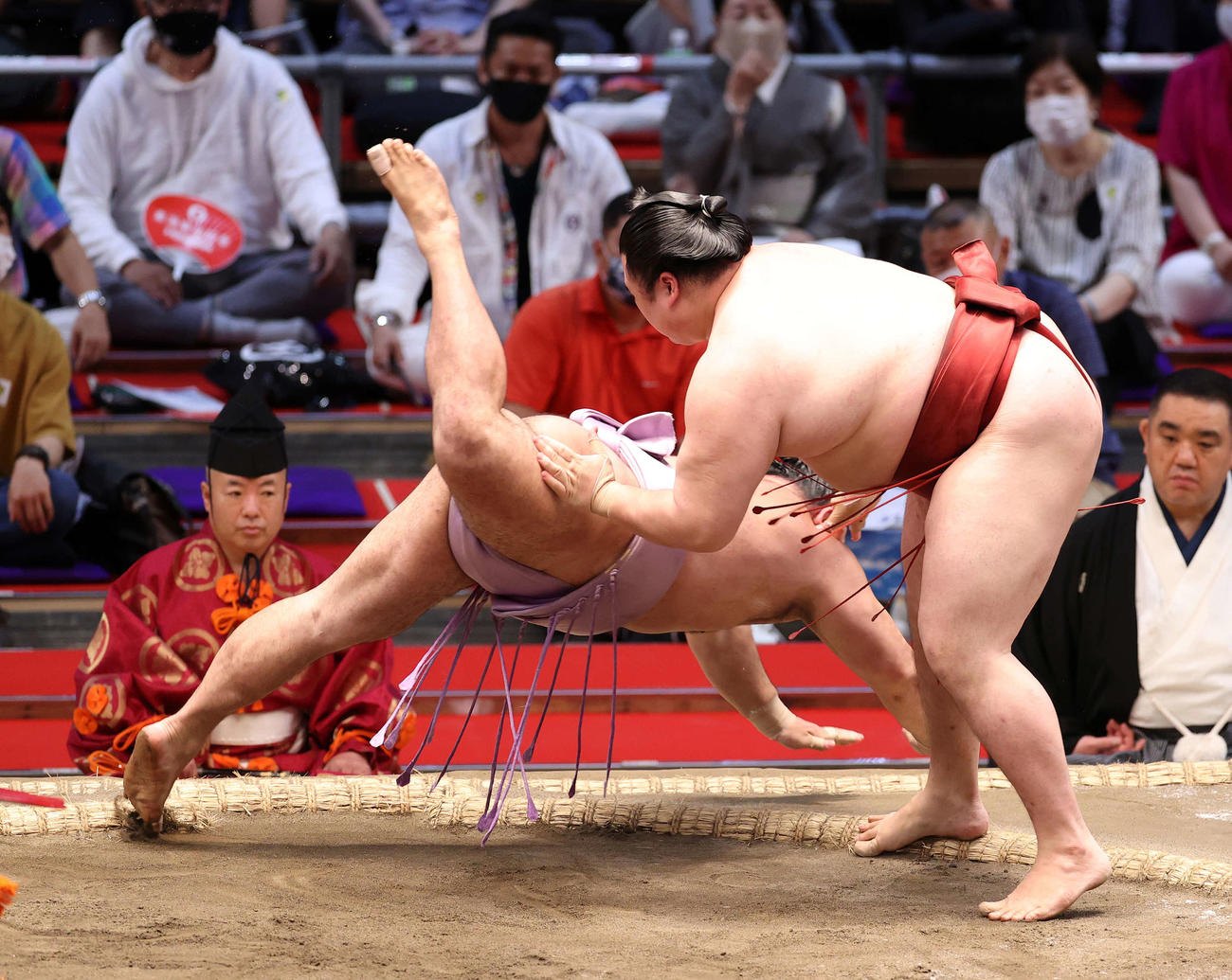 琴恵光（左）をはたき込みで破る隆の勝（撮影・鈴木正人）