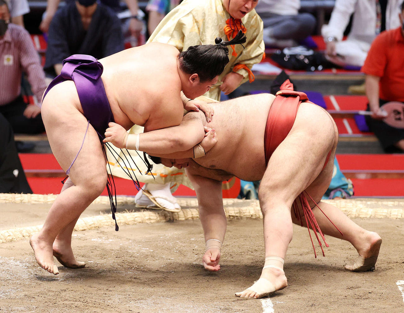 高安（右）を肩すかしで破る明生（撮影・鈴木正人）