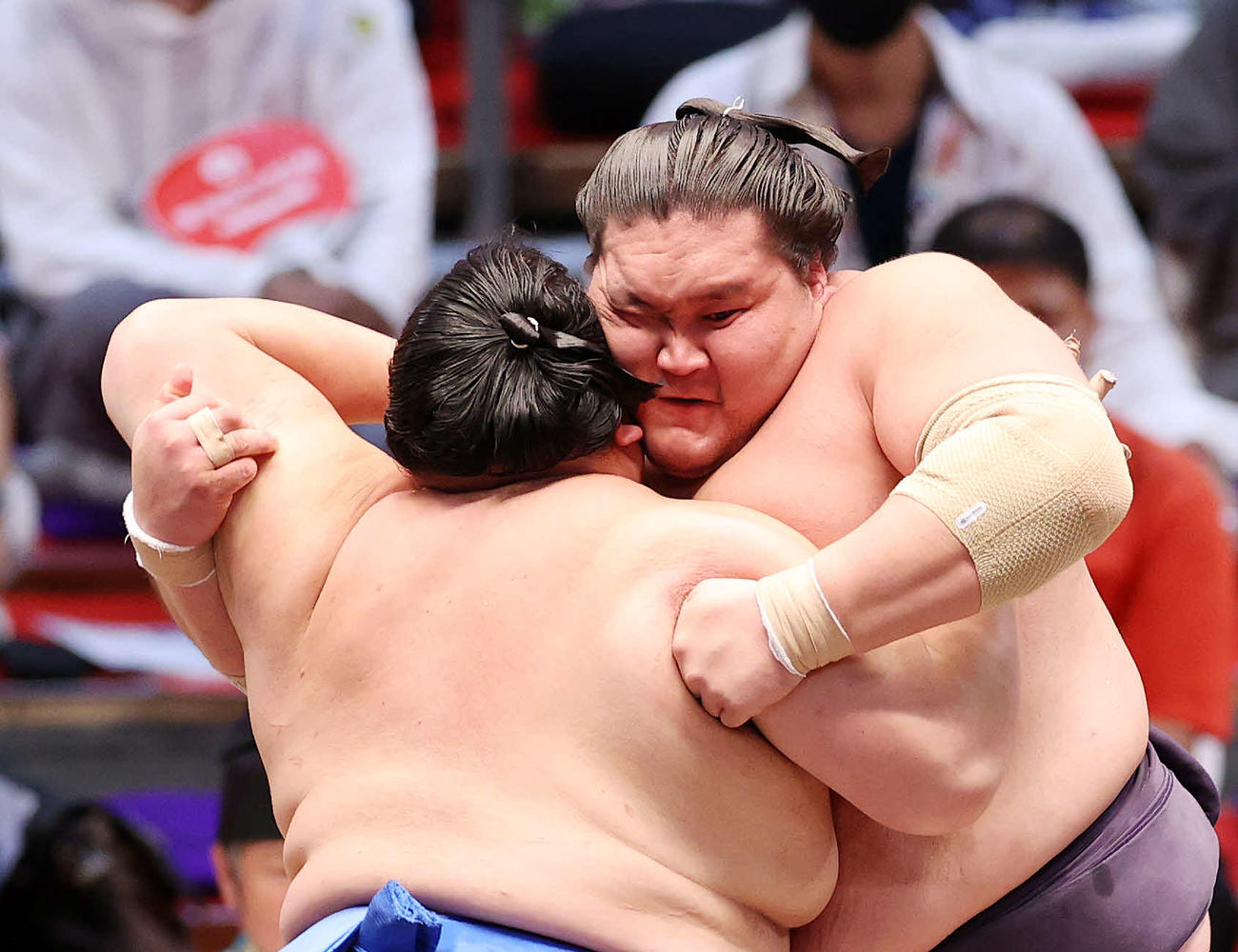 北勝富士（左）を攻める照ノ富士（撮影・鈴木正人）