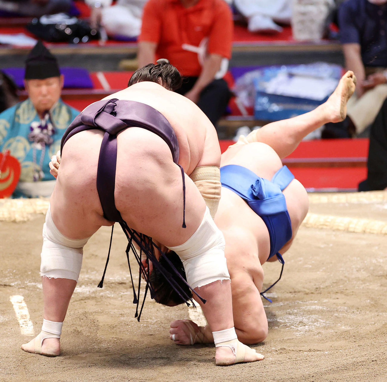 北勝富士（左）を小手投げで破る照ノ富士（撮影・鈴木正人）