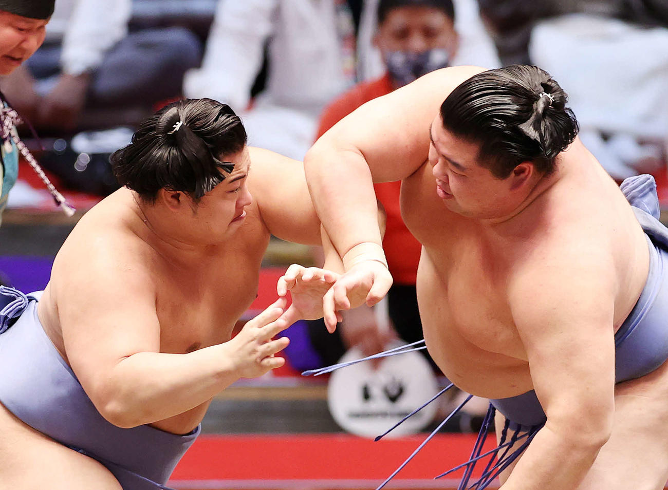 正代（右）と攻め合う翔猿（撮影・鈴木正人）