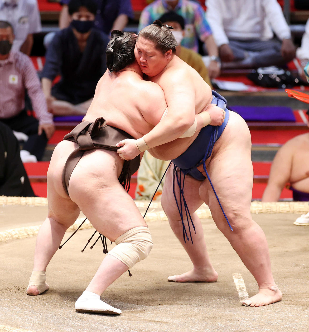 逸ノ城（右）の上手を切る白鵬（撮影・鈴木正人）