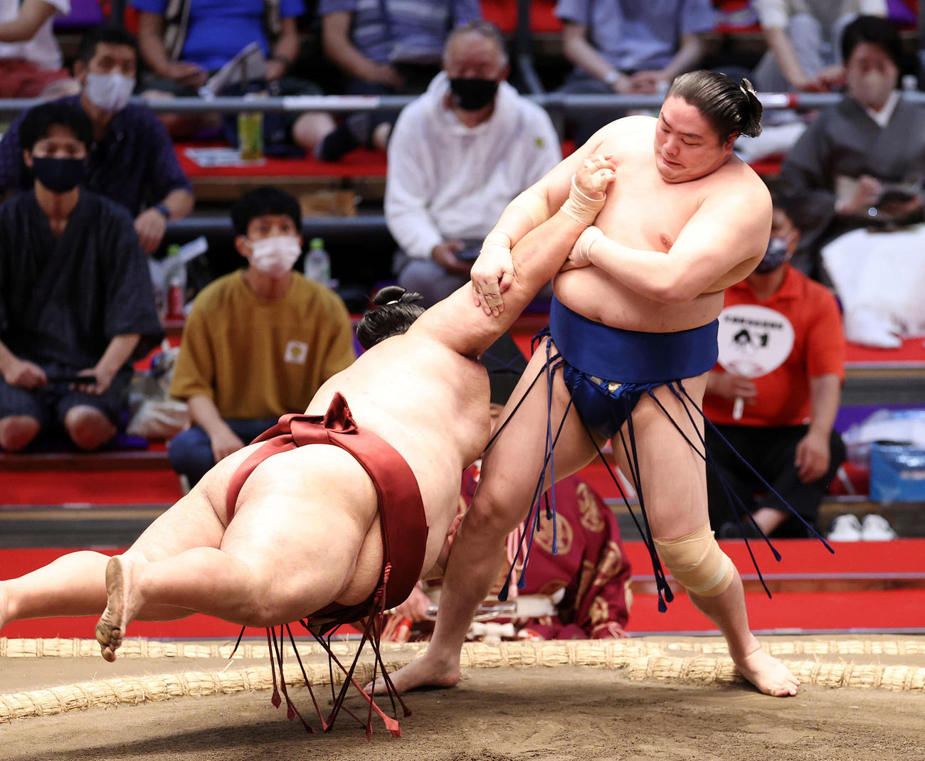 徳勝龍（左）を肩すかしで破る一山本（撮影・鈴木正人）