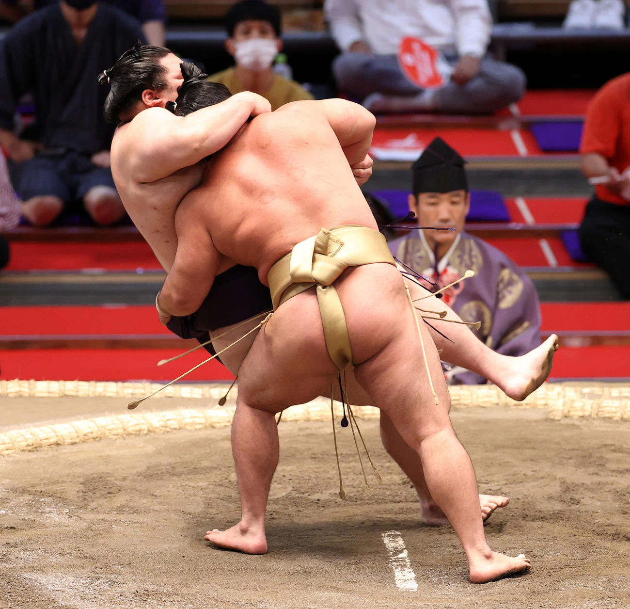 大奄美（後方）を切り返しで破る石浦（撮影・鈴木正人）