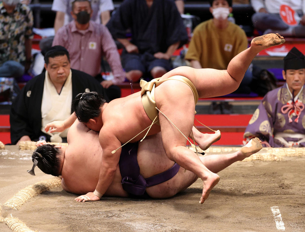 大奄美（下）を切り返しで破る石浦（撮影・鈴木正人）