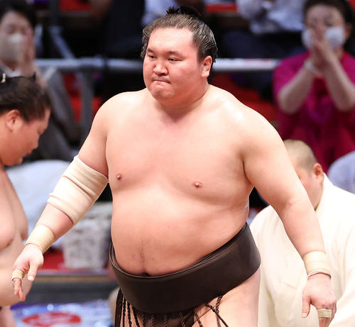 逸ノ城を寄り切りで破った白鵬（撮影・鈴木正人）