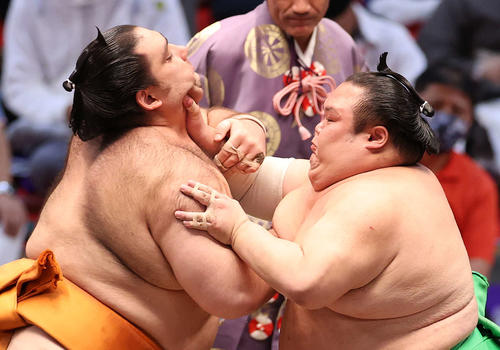 魁聖（右）を攻める千代丸（撮影・鈴木正人）