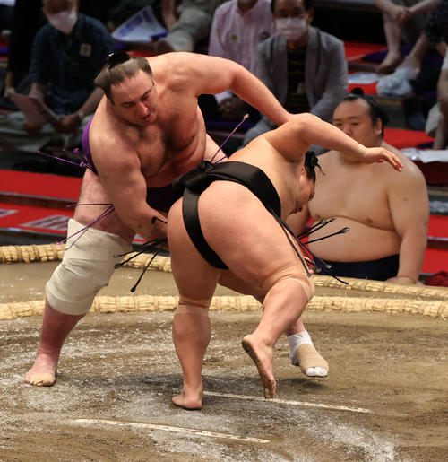 栃ノ心（左）は突き落としで照強を破る（撮影・渦原淳）