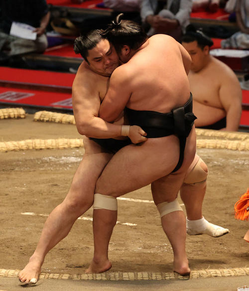 隠岐の海の勇み足　霧馬山○（撮影・渦原淳）