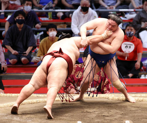 徳勝龍（左）を肩すかしで破る一山本（撮影・鈴木正人）