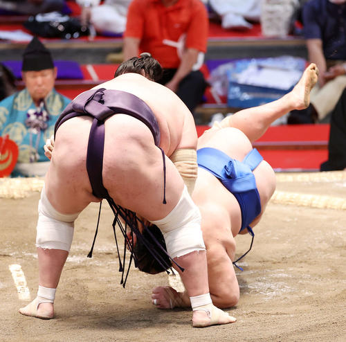 北勝富士（左）を小手投げで破る照ノ富士（撮影・鈴木正人）