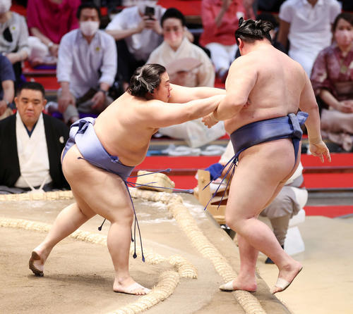 正代（右）を押し出しで破る翔猿（撮影・鈴木正人）