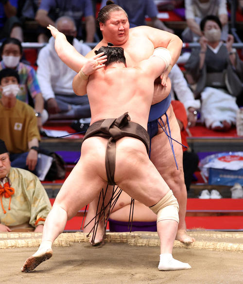 逸ノ城（後方）を寄り切りで破る白鵬（撮影・鈴木正人）