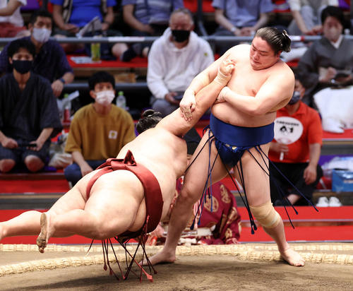徳勝龍（左）を肩すかしで破る一山本（撮影・鈴木正人）