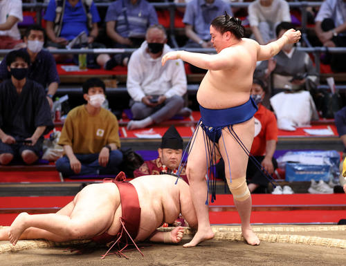 徳勝龍（左）を肩すかしで破る一山本（撮影・鈴木正人）