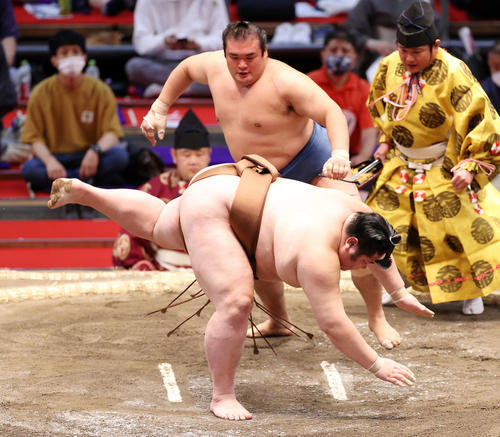 剣翔（手前）を突き落としで破る千代の国（撮影・鈴木正人）