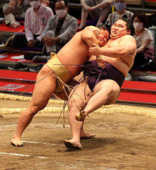 大奄美を切り返しで破る石浦（左）（撮影・渦原淳）