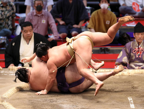 大奄美（下）を切り返しで破る石浦（撮影・鈴木正人）