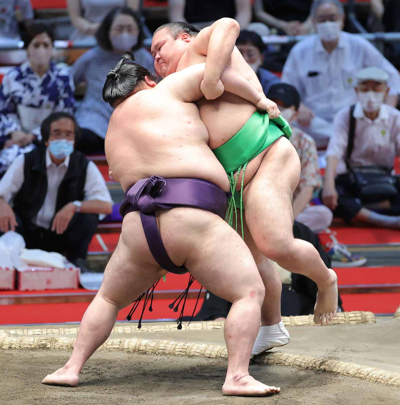 千代丸（右）を寄り切りで破る大奄美（撮影・河田真司）