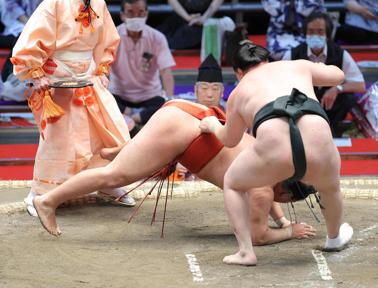 豊昇龍（左）を上手出し投げで破る千代翔馬（撮影・河田真司）