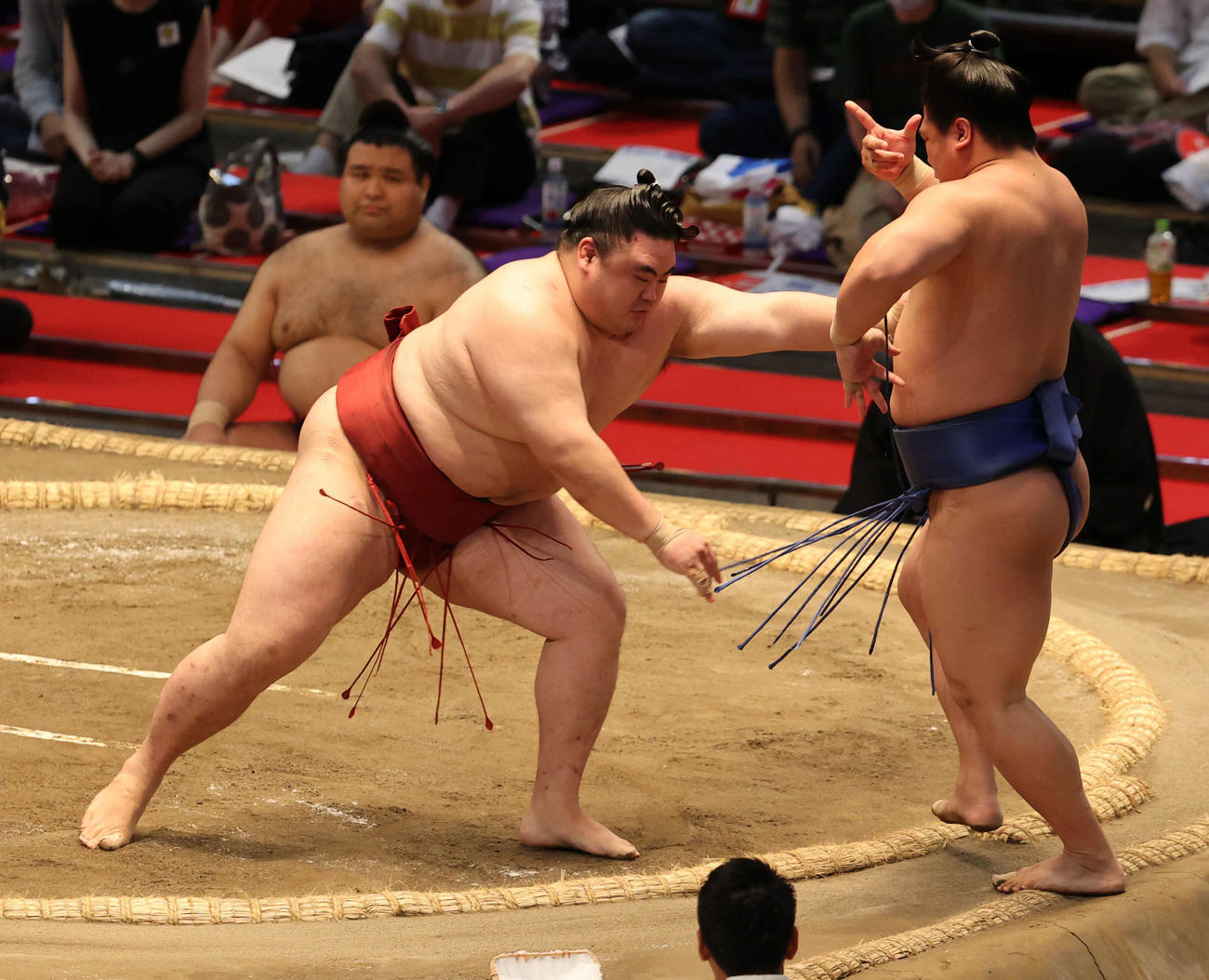 隆の勝（左）が若隆景を押し出す（撮影・渦原淳）