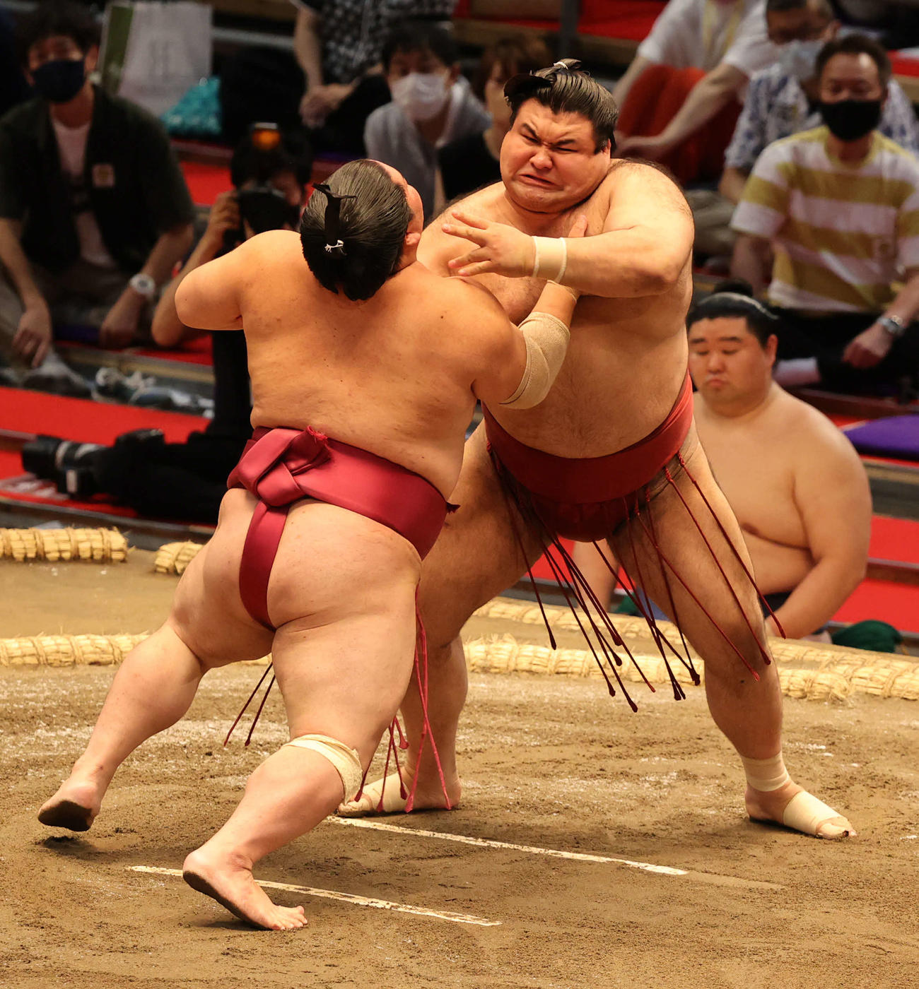 大栄翔を攻める高安（右）（撮影・渦原淳）