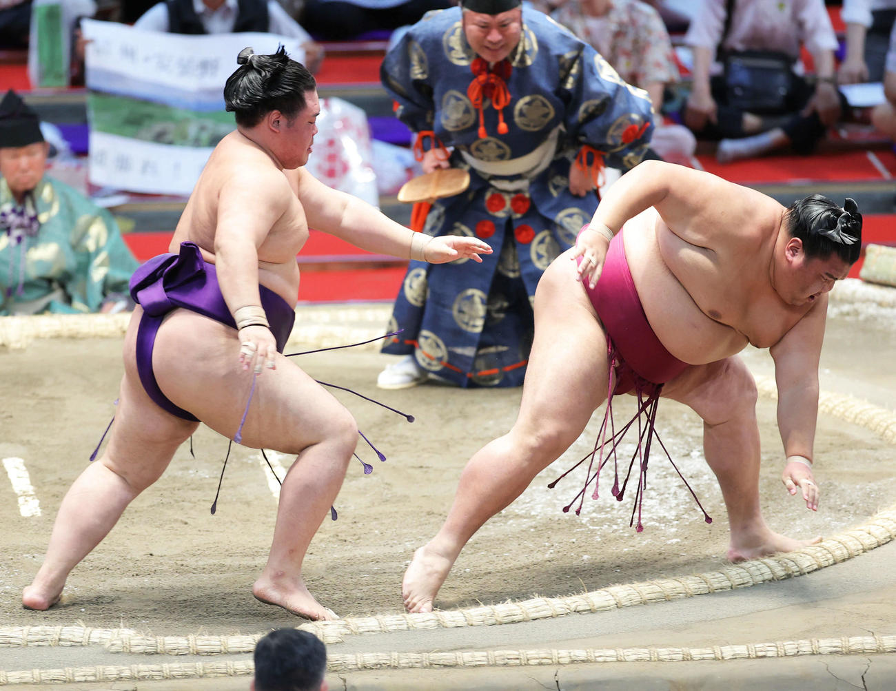 御嶽海（右）を突き落としで破る明生（撮影・河田真司）