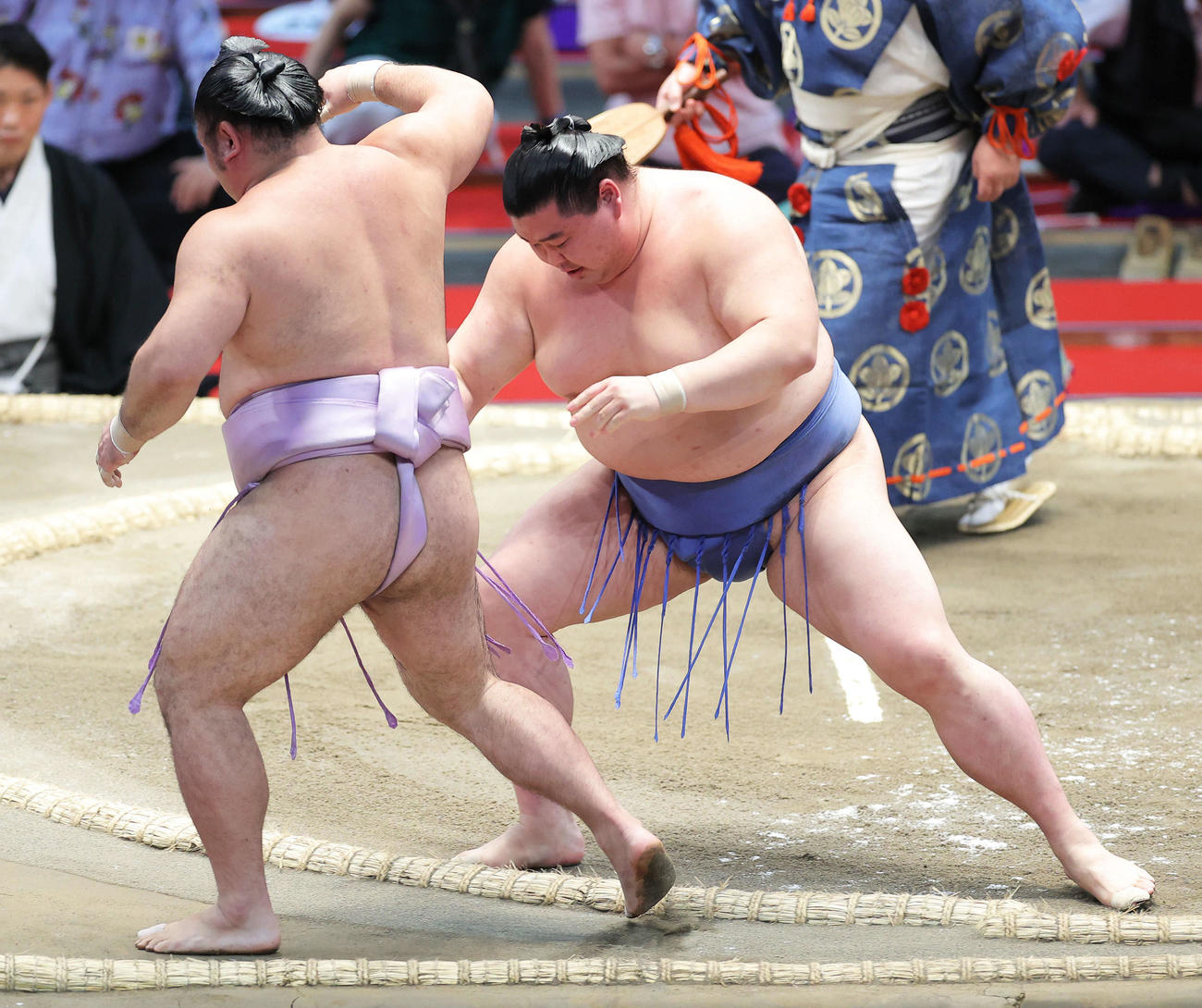 琴恵光（左）を寄り切りで破る正代（撮影・河田真司）