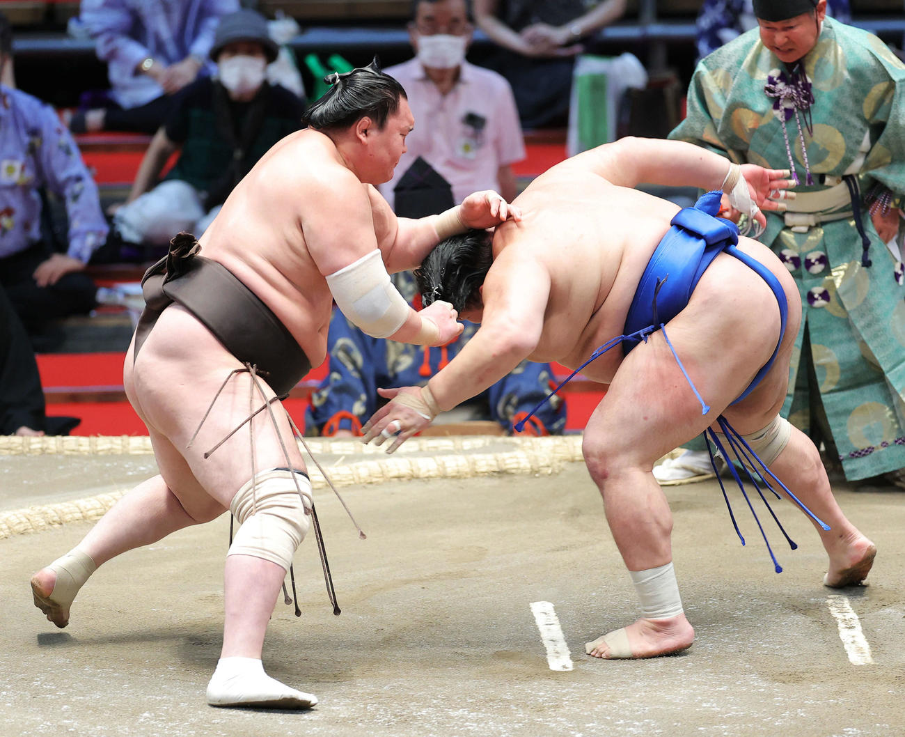 北勝富士（右）を攻める白鵬（撮影・河田真司）