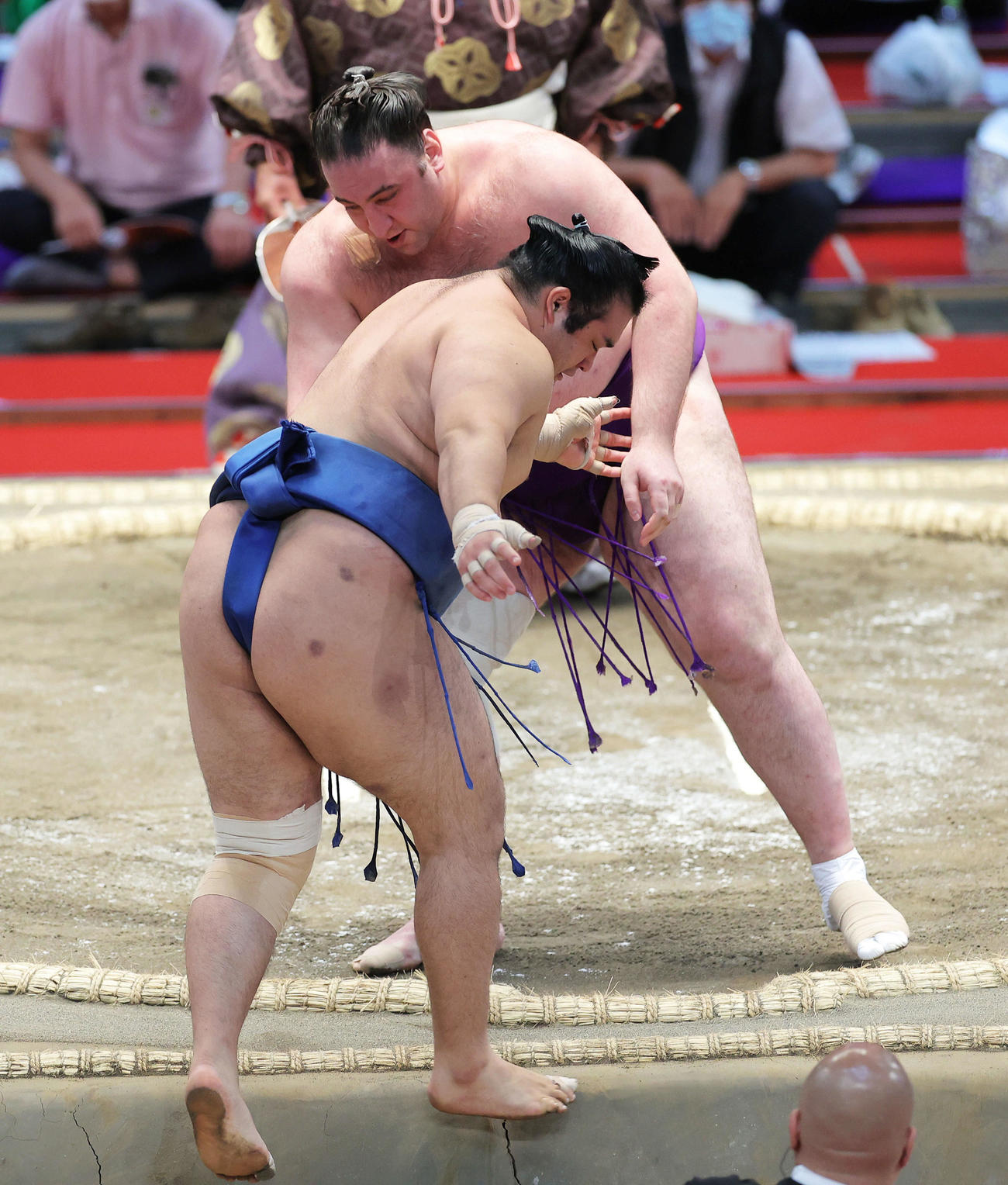 千代の国（手前）を押し出しで破る栃ノ心（撮影・河田真司）