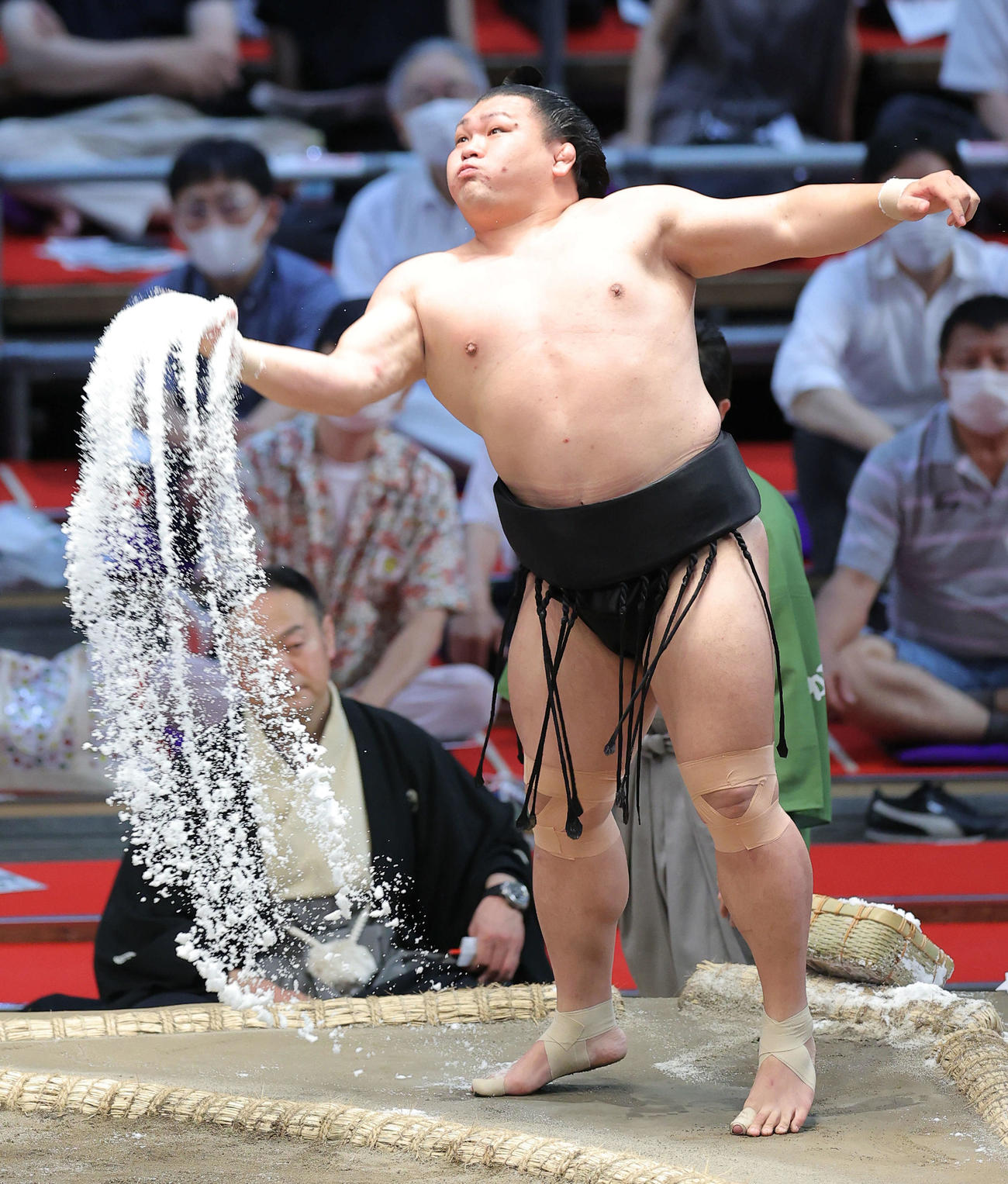豪快に塩をまく照強（撮影・河田真司）
