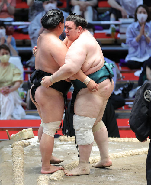 妙義龍（左）を寄り切りで破る碧山（撮影・河田真司）