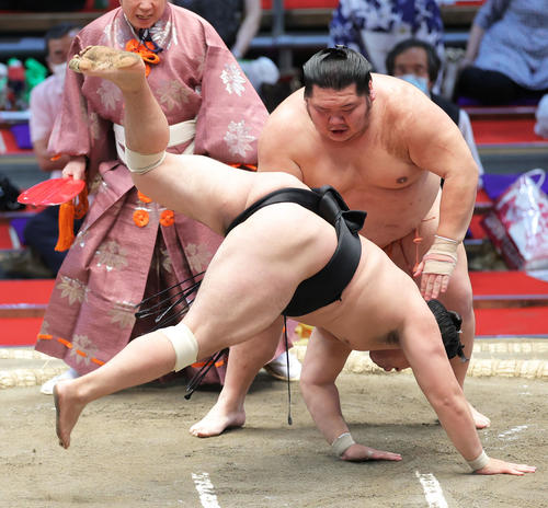 霧馬山（手前）を引き落としで破る千代大龍（撮影・河田真司）