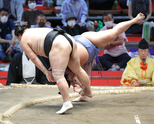 隠岐の海（左）を下手投げで破る翔猿（撮影・河田真司）