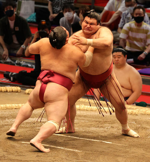 大栄翔を攻める高安（右）（撮影・渦原淳）