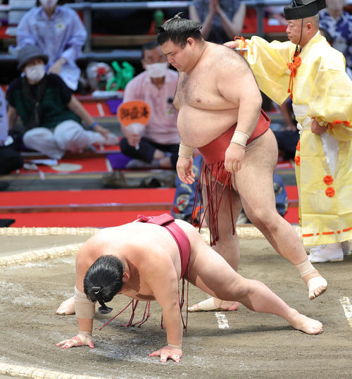 大栄翔（左）を突き落としで破る高安（撮影・河田真司）