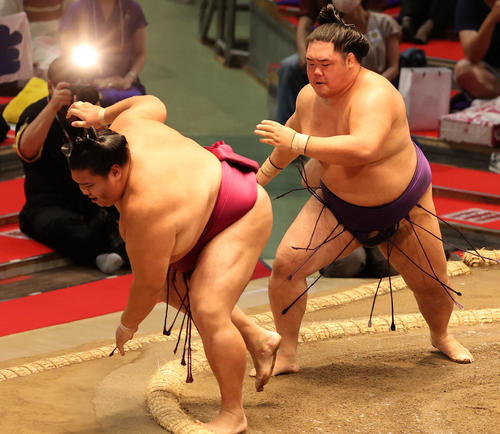 御嶽海を突き落としに破る明生（右）（撮影・渦原淳）