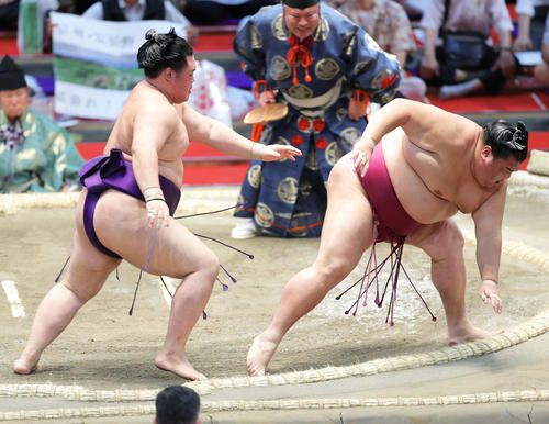 御嶽海（右）を突き落としで破る明生（撮影・河田真司）