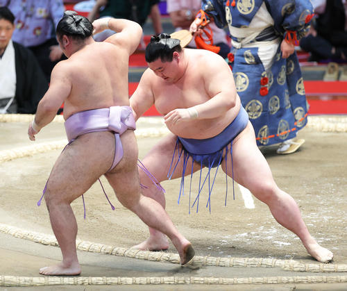 琴恵光（左）を寄り切りで破る正代（撮影・河田真司）
