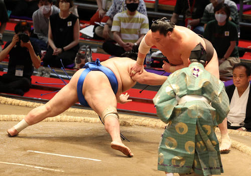 北勝富士をはたき込む白鵬（右）（撮影・渦原淳）