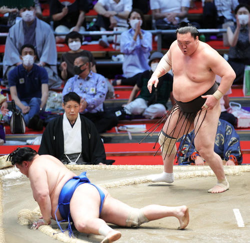 北勝富士（左）をはたき込みで下す白鵬（撮影・河田真司）
