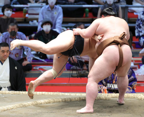 輝（左）を上手投げで破る剣翔（撮影・河田真司）