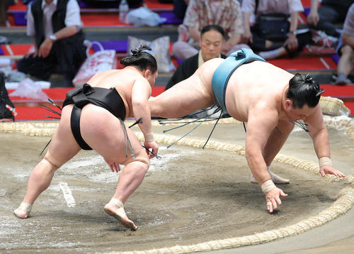 玉鷲（右）を引き落としで破る照強（撮影・河田真司）