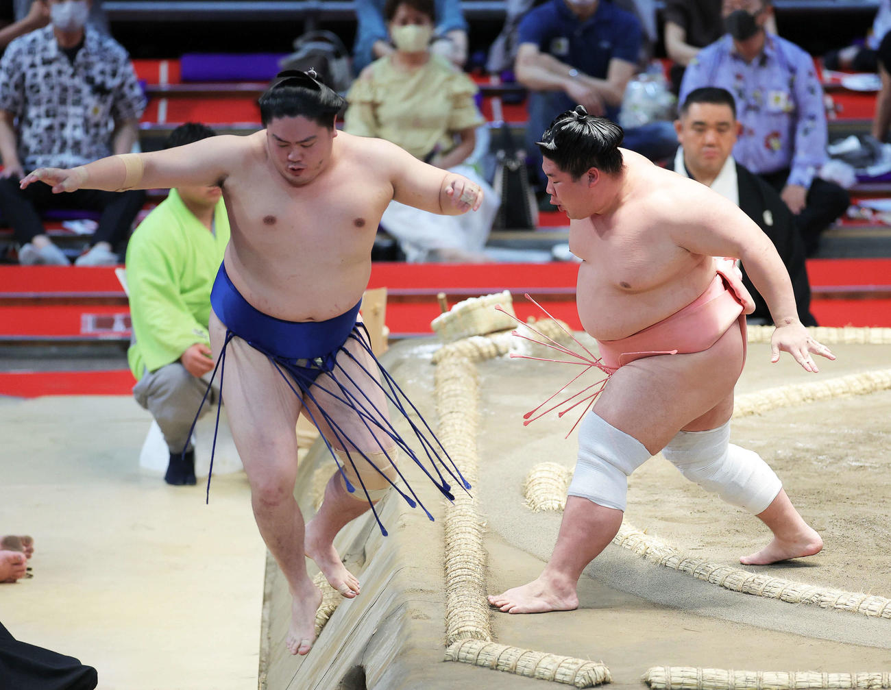 一山本（左）を押し出しで破る宇良（撮影・河田真司）