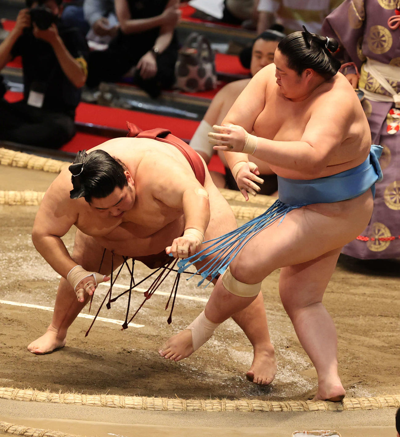 琴ノ若（右）が突き落としで徳勝龍を破る（撮影・渦原淳）