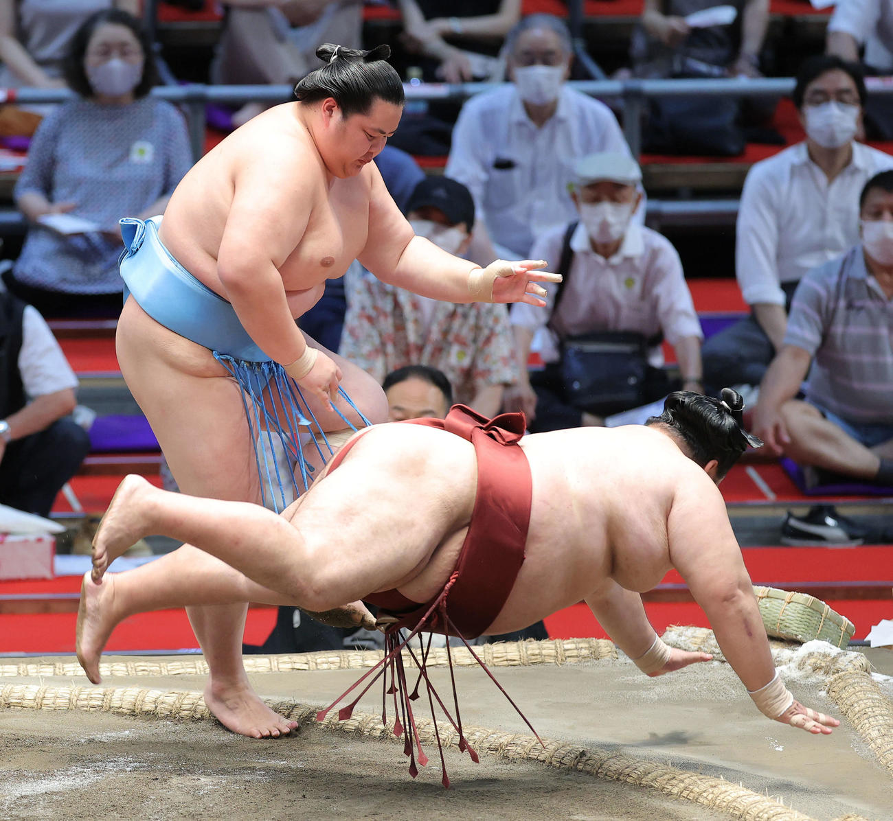 徳勝龍（右）を突き落としで破る琴ノ若（撮影・河田真司）