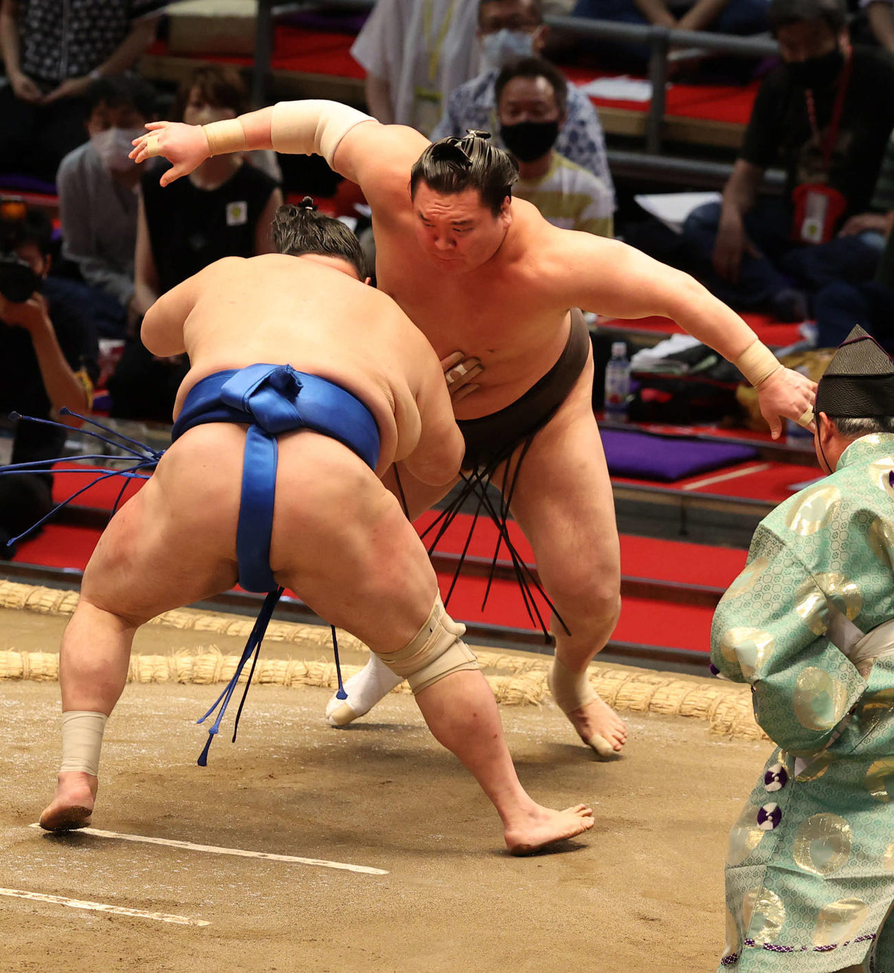 北勝富士（左）をはたき込みで下す白鵬（撮影・渦原淳）