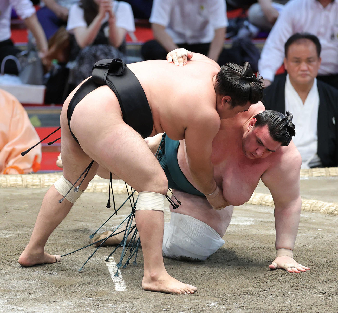 碧山（右）を上手投げで破る霧馬山（撮影・河田真司）