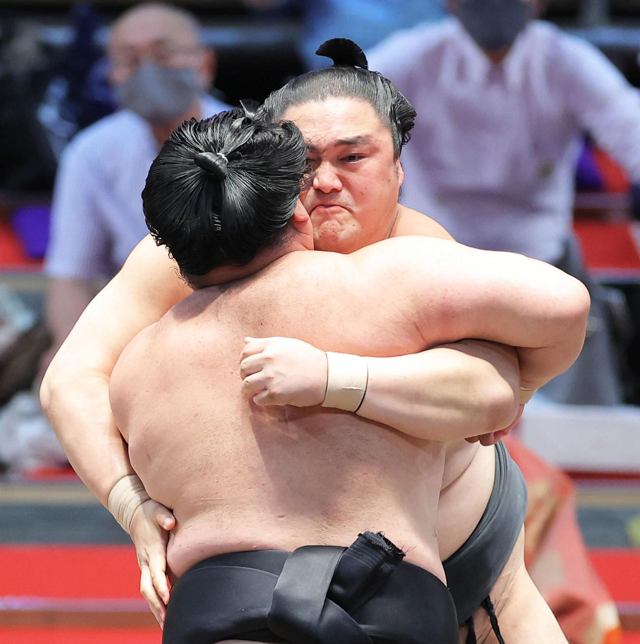 妙義龍（手前）を攻める隠岐の海（撮影・河田真司）
