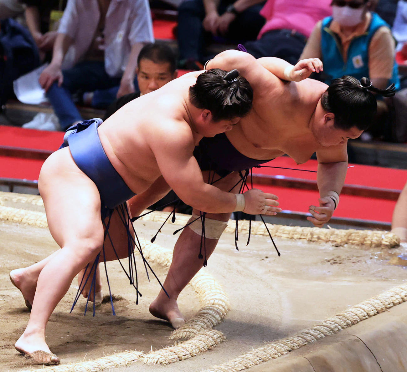 若隆景（左）が寄り倒しで明生を破る（撮影・渦原淳）